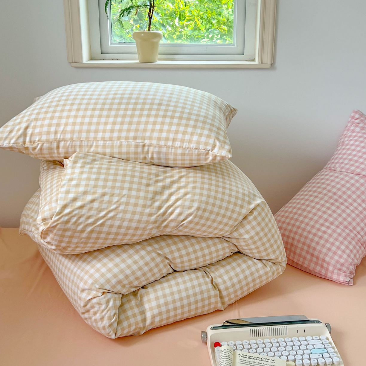 91家纺网 家纺一手货源 找家纺 红嘴企鹅 2025新款云感提花双层纱印花系列四件套 格子咖