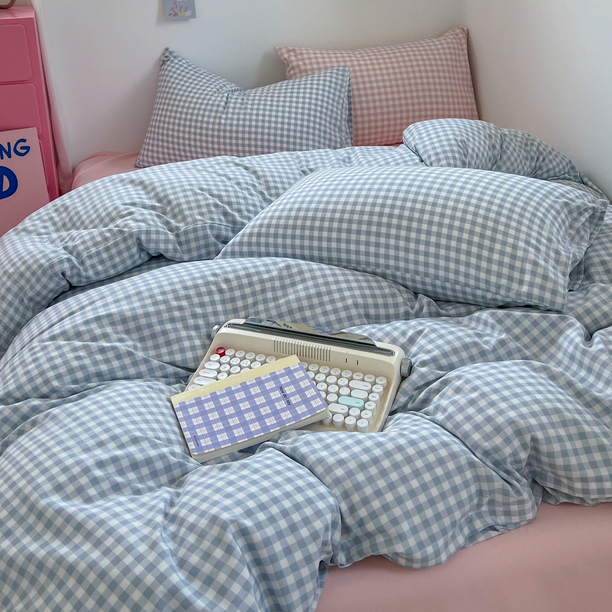 91家纺网 家纺一手货源 找家纺 红嘴企鹅 2025新款云感提花双层纱印花系列四件套 蓝格