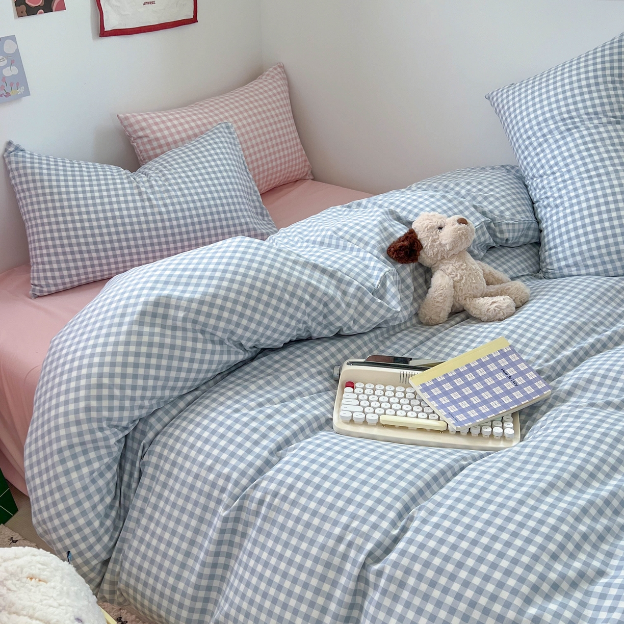 91家纺网 家纺一手货源 找家纺 红嘴企鹅 2025新款云感提花双层纱印花系列四件套 蓝格