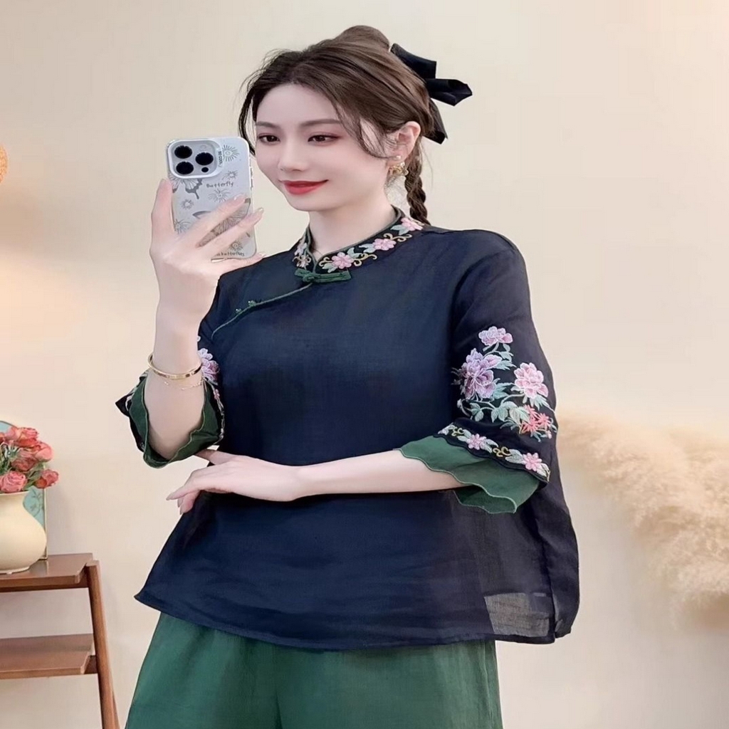 91家纺网 家纺一手货源 找家纺 （总）洛兰沙家居馆【只代发】【只代发】 2025春夏新款复古立领斜襟盘扣七分袖T恤文艺刺绣苎麻显瘦上衣女