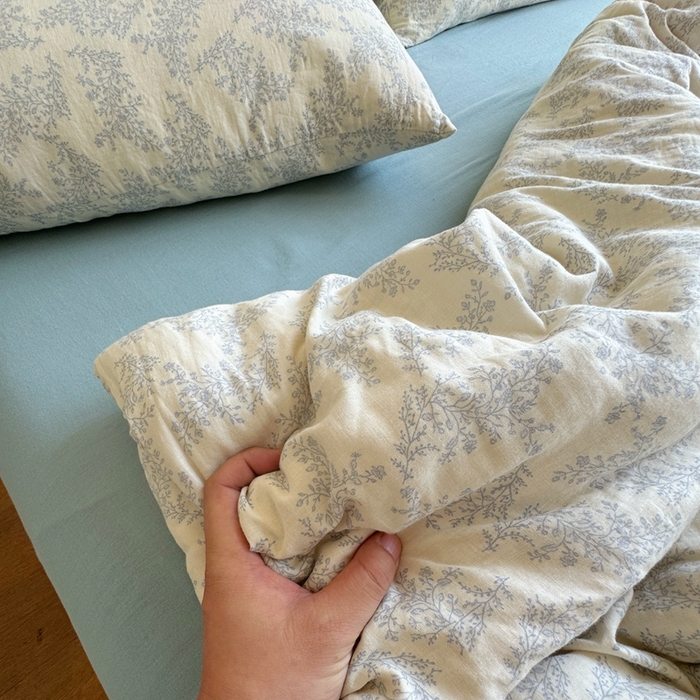 91家纺网 家纺一手货源 找家纺 8+8 2025新款全棉A类母婴级抗菌有氧全棉双层纱亲肤全棉小清新印花三件套四件套 简约款-蓝轩