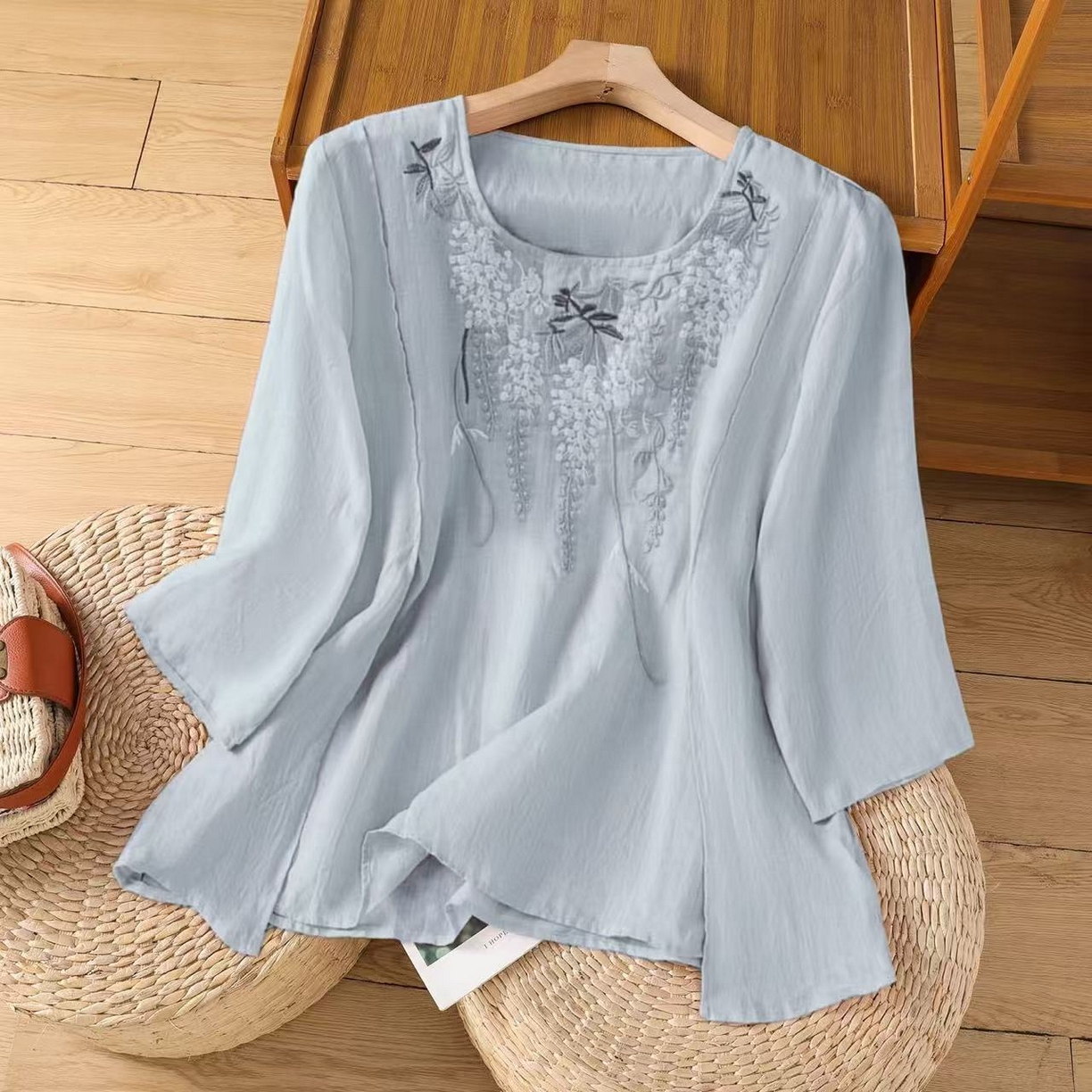 91家纺网 家纺一手货源 找家纺 （总）洛兰沙家居馆【只代发】【只代发】 2025春夏新款刺绣苎麻显瘦立领斜襟盘扣七分袖T恤上衣女