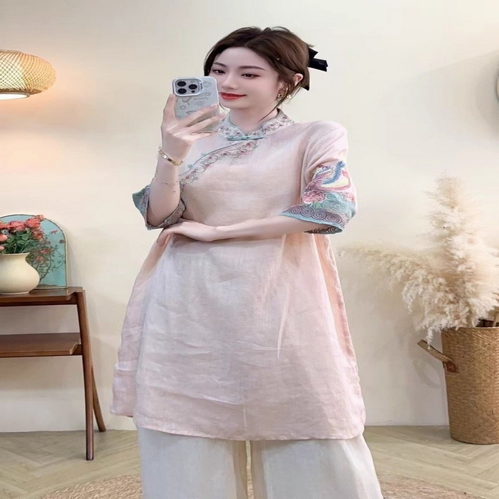 91家纺网 家纺一手货源 找家纺 洛兰沙家居馆【只代发】【只代发】 2025春夏新款文艺复古民族风上衣女刺绣花棉麻连衣裙盘扣立领连衣裙女装 粉色