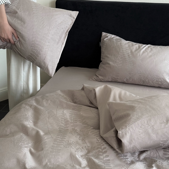 91家纺网 家纺一手货源 找家纺 鹿班家居 2025春夏新款100s长绒棉纯棉云感超柔厚织提花浮雕四件套-半阙清欢（标准会员-20元） 半阙清欢-咖色