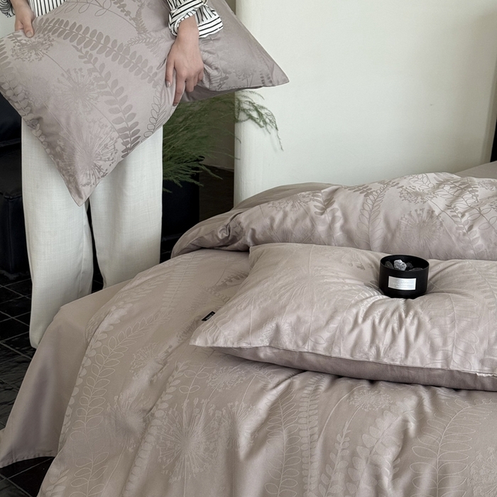 91家纺网 家纺一手货源 找家纺 鹿班家居 2025春夏新款100s长绒棉纯棉云感超柔厚织提花浮雕四件套-半阙清欢（标准会员-20元） 半阙清欢-咖色