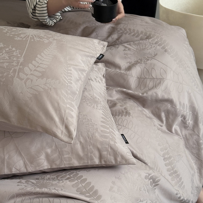 91家纺网 家纺一手货源 找家纺 鹿班家居 2025春夏新款100s长绒棉纯棉云感超柔厚织提花浮雕四件套-半阙清欢（标准会员-20元） 半阙清欢-咖色