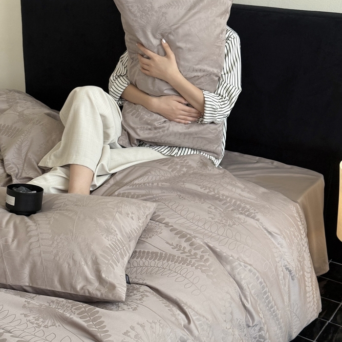 91家纺网 家纺一手货源 找家纺 鹿班家居 2025春夏新款100s长绒棉纯棉云感超柔厚织提花浮雕四件套-半阙清欢（标准会员-20元） 半阙清欢-咖色