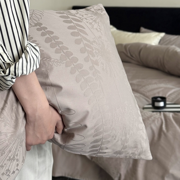 91家纺网 家纺一手货源 找家纺 鹿班家居 2025春夏新款100s长绒棉纯棉云感超柔厚织提花浮雕四件套-半阙清欢（标准会员-20元） 半阙清欢-咖色