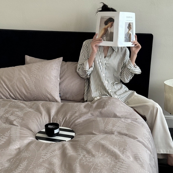 91家纺网 家纺一手货源 找家纺 鹿班家居 2025春夏新款100s长绒棉纯棉云感超柔厚织提花浮雕四件套-半阙清欢（标准会员-20元） 半阙清欢-咖色