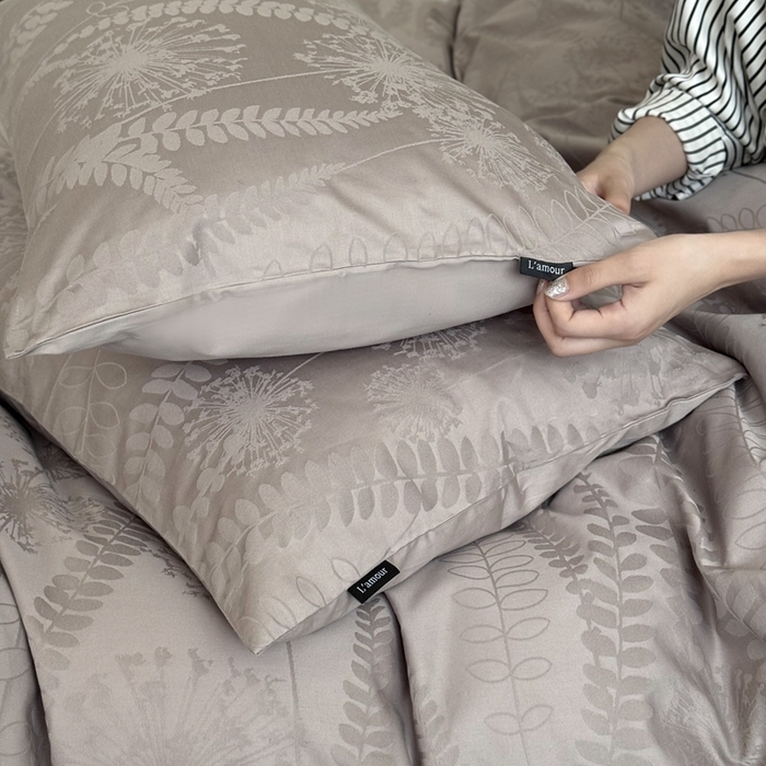 91家纺网 家纺一手货源 找家纺 鹿班家居 2025春夏新款100s长绒棉纯棉云感超柔厚织提花浮雕四件套-半阙清欢（标准会员-20元） 半阙清欢-咖色