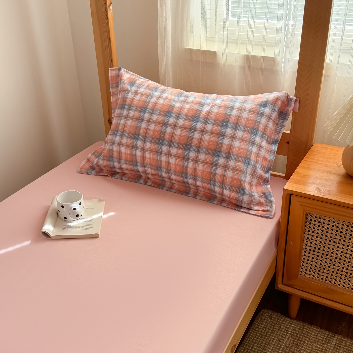 91家纺网 家纺一手货源 找家纺 卡罗兰 2025新款学生季水洗棉磨毛三件套 格调-粉