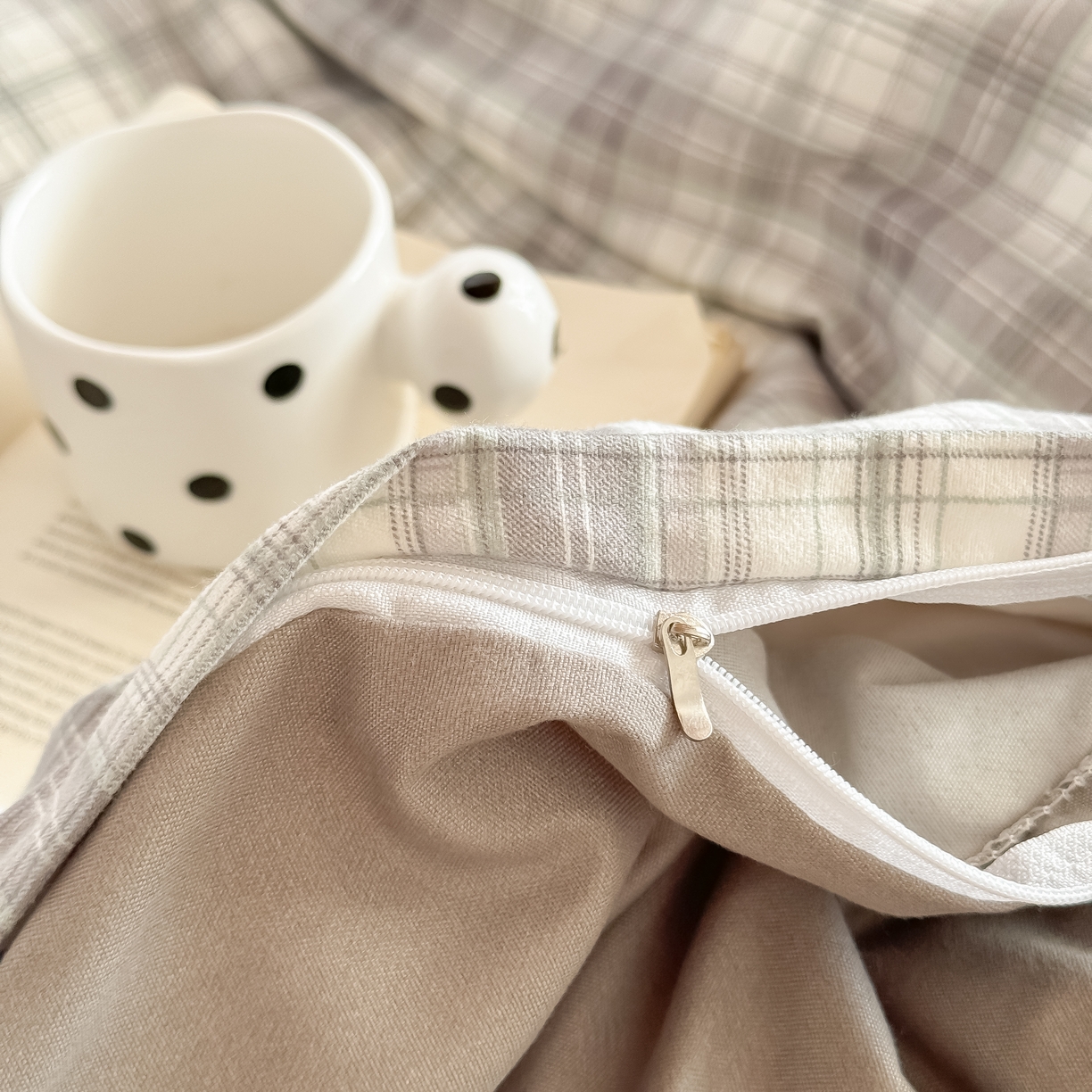 91家纺网 家纺一手货源 找家纺 卡罗兰 2025新款学生季水洗棉磨毛三件套 格调-咖