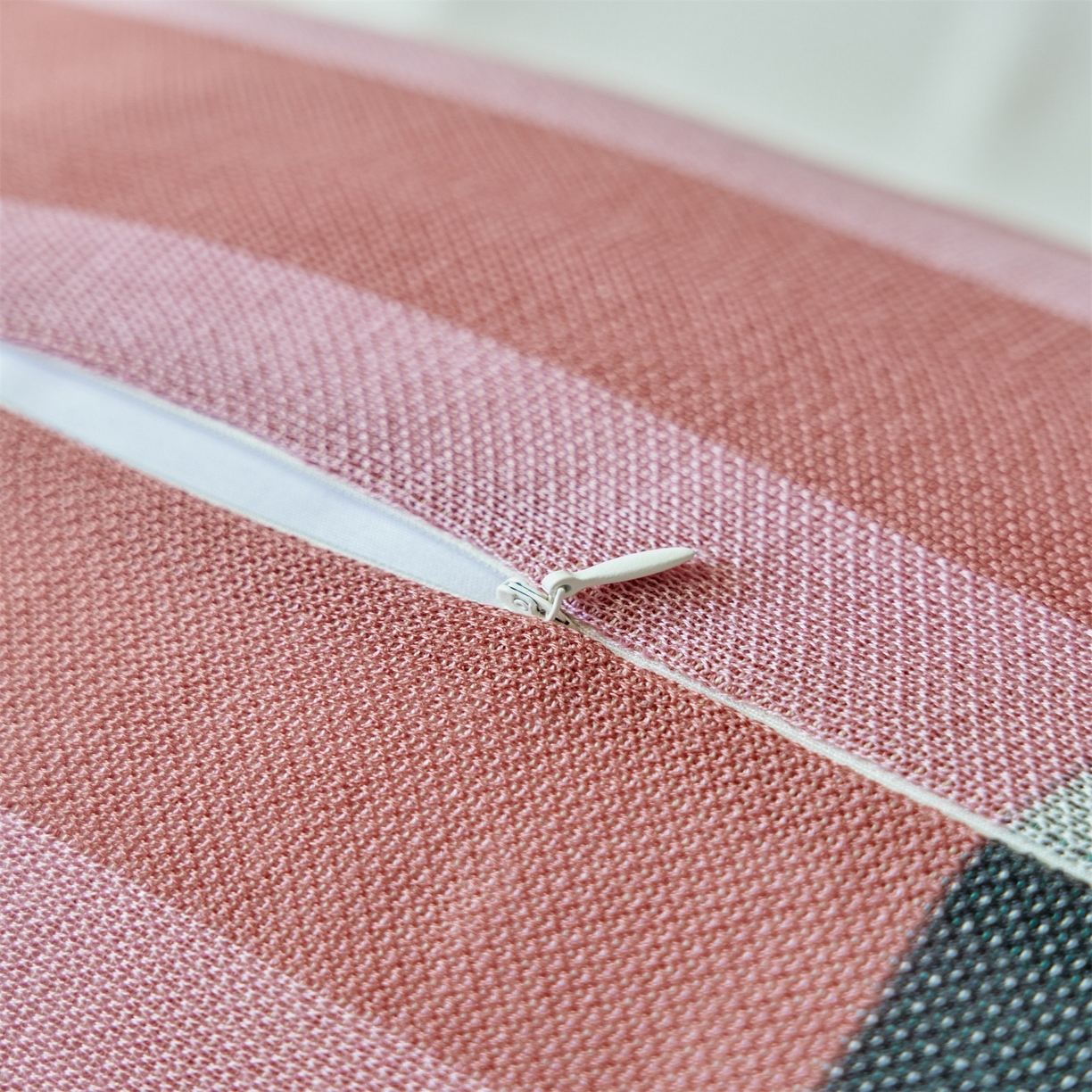 91家纺网 家纺一手货源 找家纺 暖绵绵家纺 2025新款莱赛尔撞色格纹抱枕-洛希亚（含芯） 洛希亚-米色