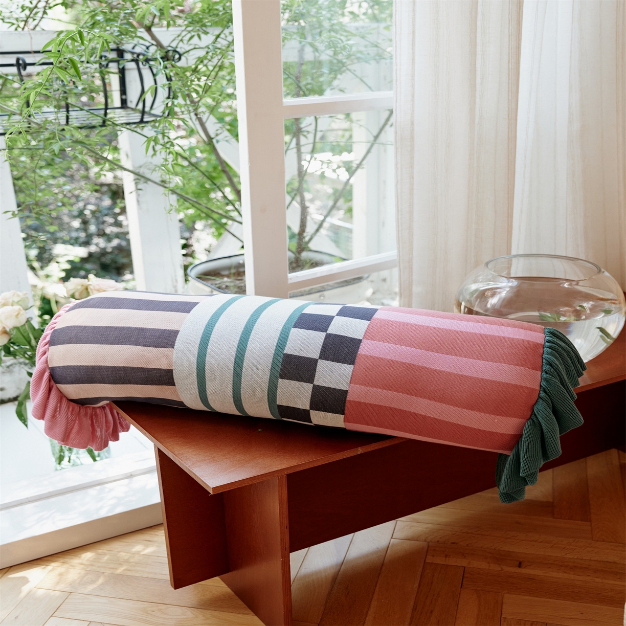 91家纺网 家纺一手货源 找家纺 暖绵绵家纺 2025新款莱赛尔撞色格纹抱枕-洛希亚（含芯） 洛希亚-米色