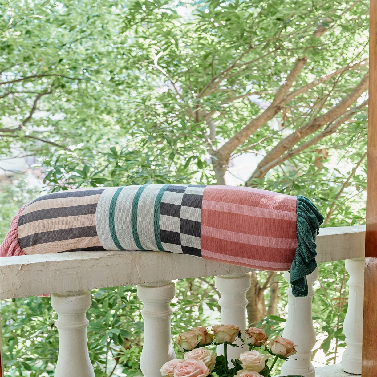 91家纺网 家纺一手货源 找家纺 暖绵绵家纺 2025新款莱赛尔撞色格纹抱枕-洛希亚（含芯） 洛希亚-米色