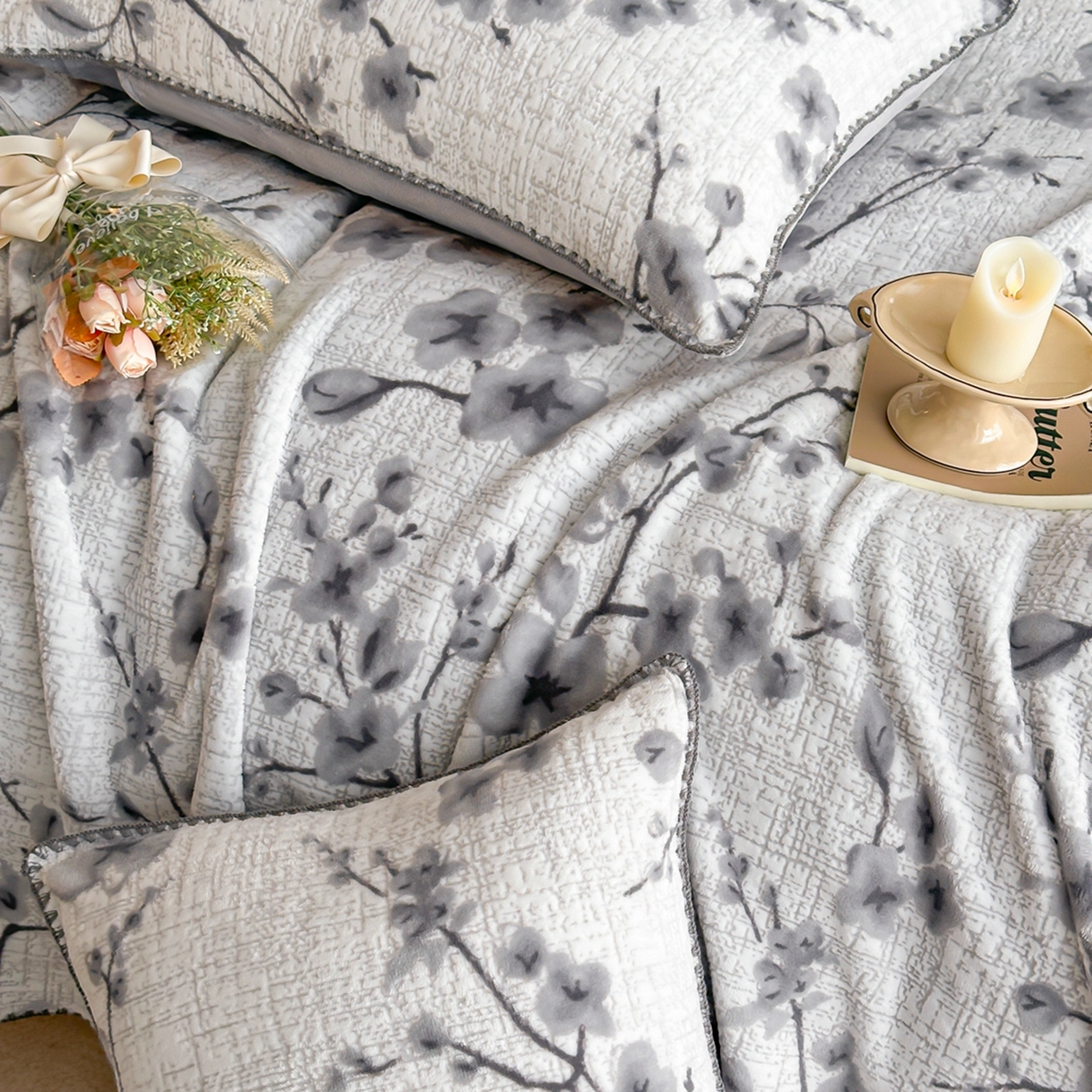 91家纺网 家纺一手货源 找家纺 芙绣家纺2025新款高克重双层牛奶绒毛毯加厚冬季毛毯四季毯办公室午休毯牛奶绒床单 寒梅映雪-灰