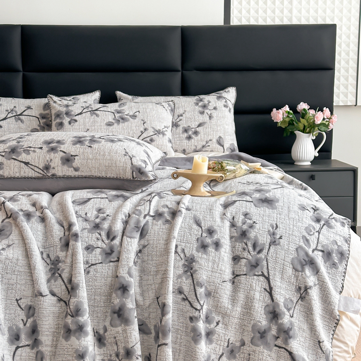 91家纺网 家纺一手货源 找家纺 芙绣家纺2025新款高克重双层牛奶绒毛毯加厚冬季毛毯四季毯办公室午休毯牛奶绒床单 寒梅映雪-灰