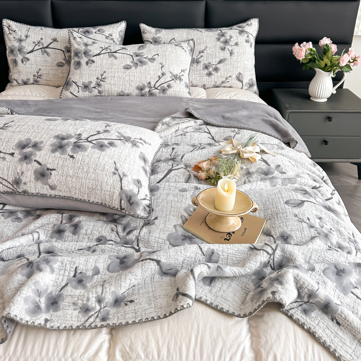 91家纺网 家纺一手货源 找家纺 芙绣家纺2025新款高克重双层牛奶绒毛毯加厚冬季毛毯四季毯办公室午休毯牛奶绒床单 寒梅映雪-灰