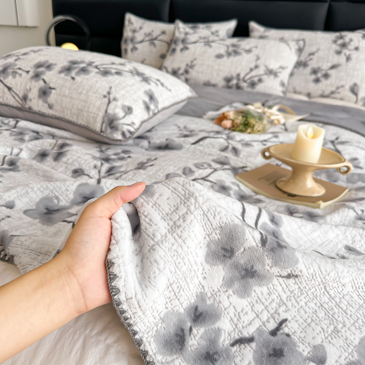 91家纺网 家纺一手货源 找家纺 芙绣家纺2025新款高克重双层牛奶绒毛毯加厚冬季毛毯四季毯办公室午休毯牛奶绒床单 寒梅映雪-灰