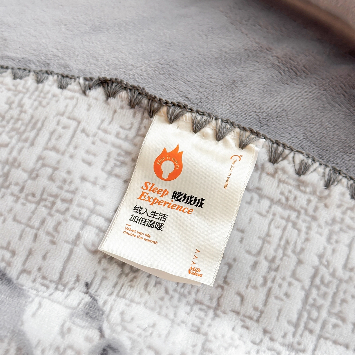 91家纺网 家纺一手货源 找家纺 芙绣家纺2025新款高克重双层牛奶绒毛毯加厚冬季毛毯四季毯办公室午休毯牛奶绒床单 寒梅映雪-灰