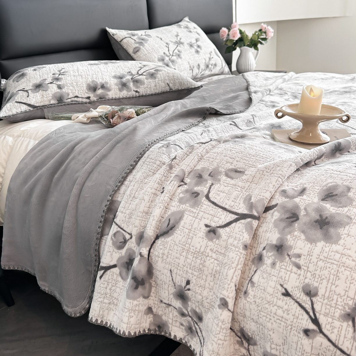 91家纺网 家纺一手货源 找家纺 芙绣家纺2025新款高克重双层牛奶绒毛毯加厚冬季毛毯四季毯办公室午休毯牛奶绒床单 寒梅映雪-灰