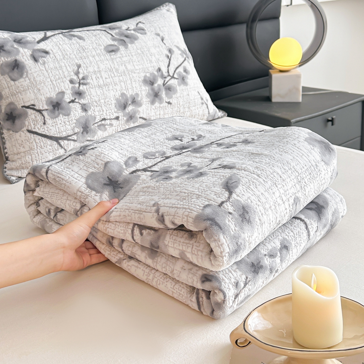 91家纺网 家纺一手货源 找家纺 芙绣家纺2025新款高克重双层牛奶绒毛毯加厚冬季毛毯四季毯办公室午休毯牛奶绒床单 寒梅映雪-灰