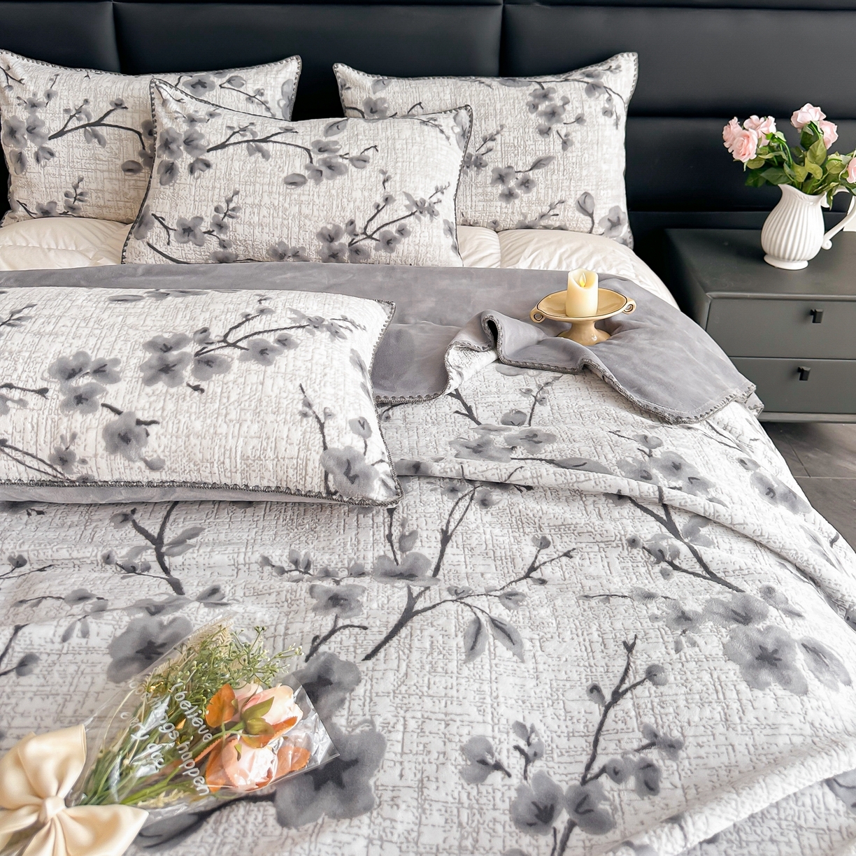 91家纺网 家纺一手货源 找家纺 芙绣家纺2025新款高克重双层牛奶绒毛毯加厚冬季毛毯四季毯办公室午休毯牛奶绒床单 寒梅映雪-灰