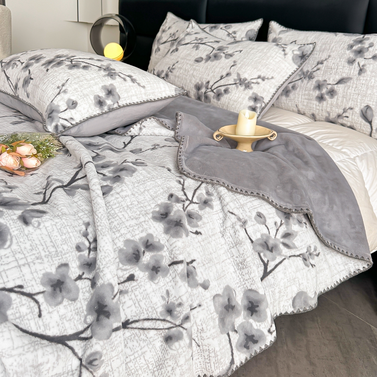 91家纺网 家纺一手货源 找家纺 芙绣家纺2025新款高克重双层牛奶绒毛毯加厚冬季毛毯四季毯办公室午休毯牛奶绒床单 寒梅映雪-灰