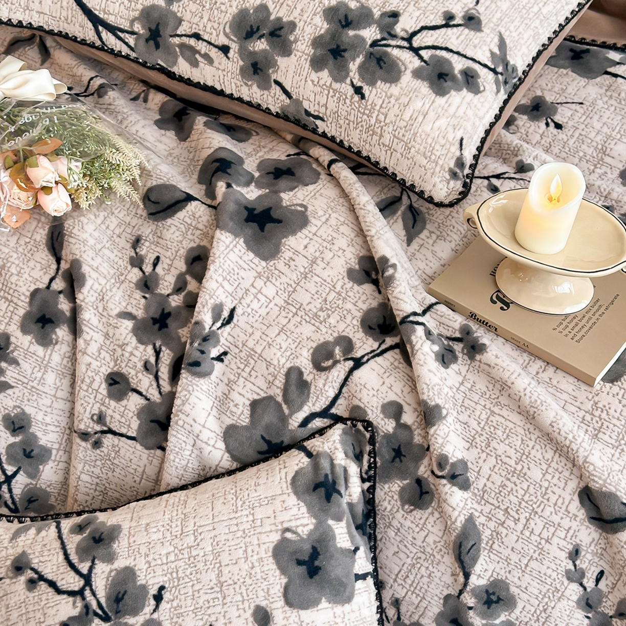 91家纺网 家纺一手货源 找家纺 芙绣家纺 2025新款高克重双层牛奶绒毛毯加厚冬季毛毯四季毯办公室午休毯牛奶绒床单 寒梅映雪-咖