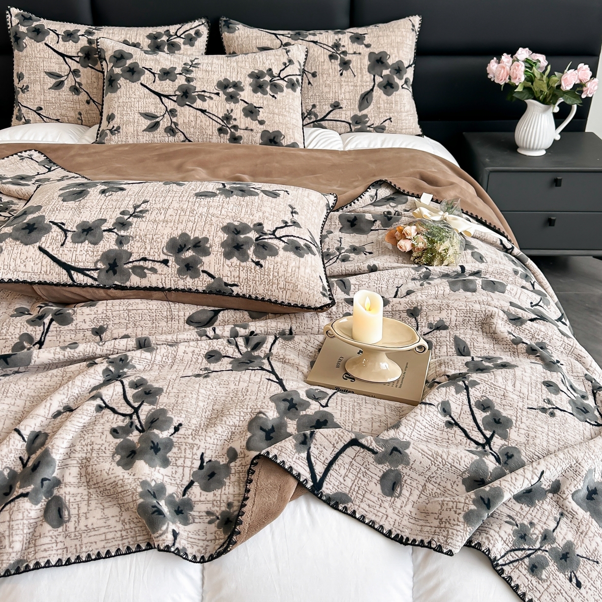 91家纺网 家纺一手货源 找家纺 芙绣家纺 2025新款高克重双层牛奶绒毛毯加厚冬季毛毯四季毯办公室午休毯牛奶绒床单 寒梅映雪-咖