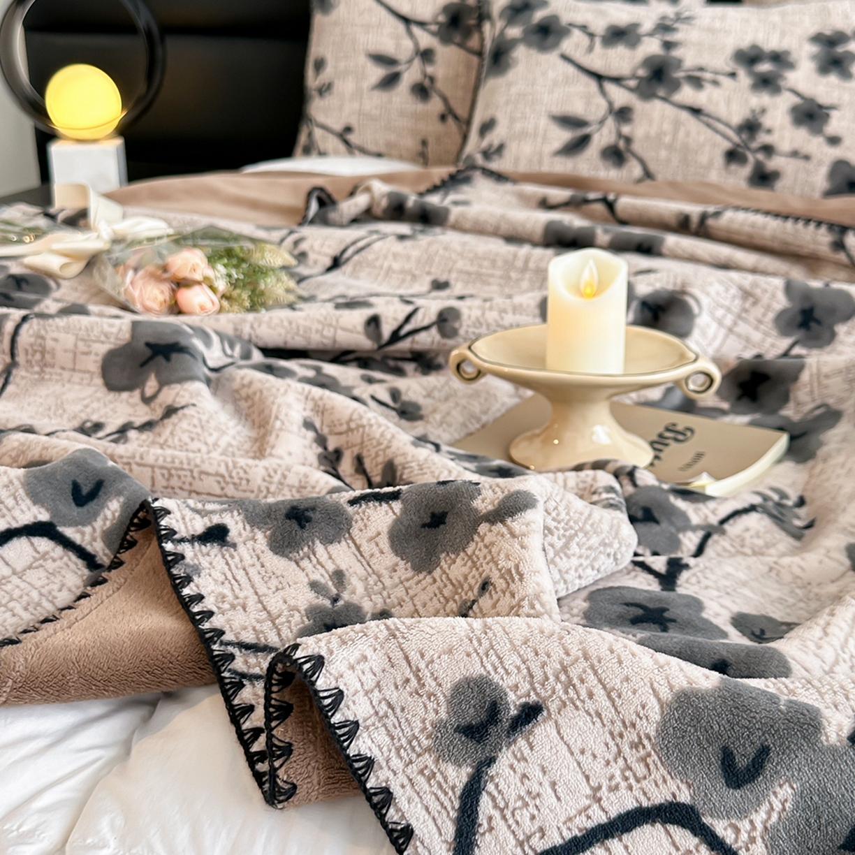 91家纺网 家纺一手货源 找家纺 芙绣家纺 2025新款高克重双层牛奶绒毛毯加厚冬季毛毯四季毯办公室午休毯牛奶绒床单 寒梅映雪-咖
