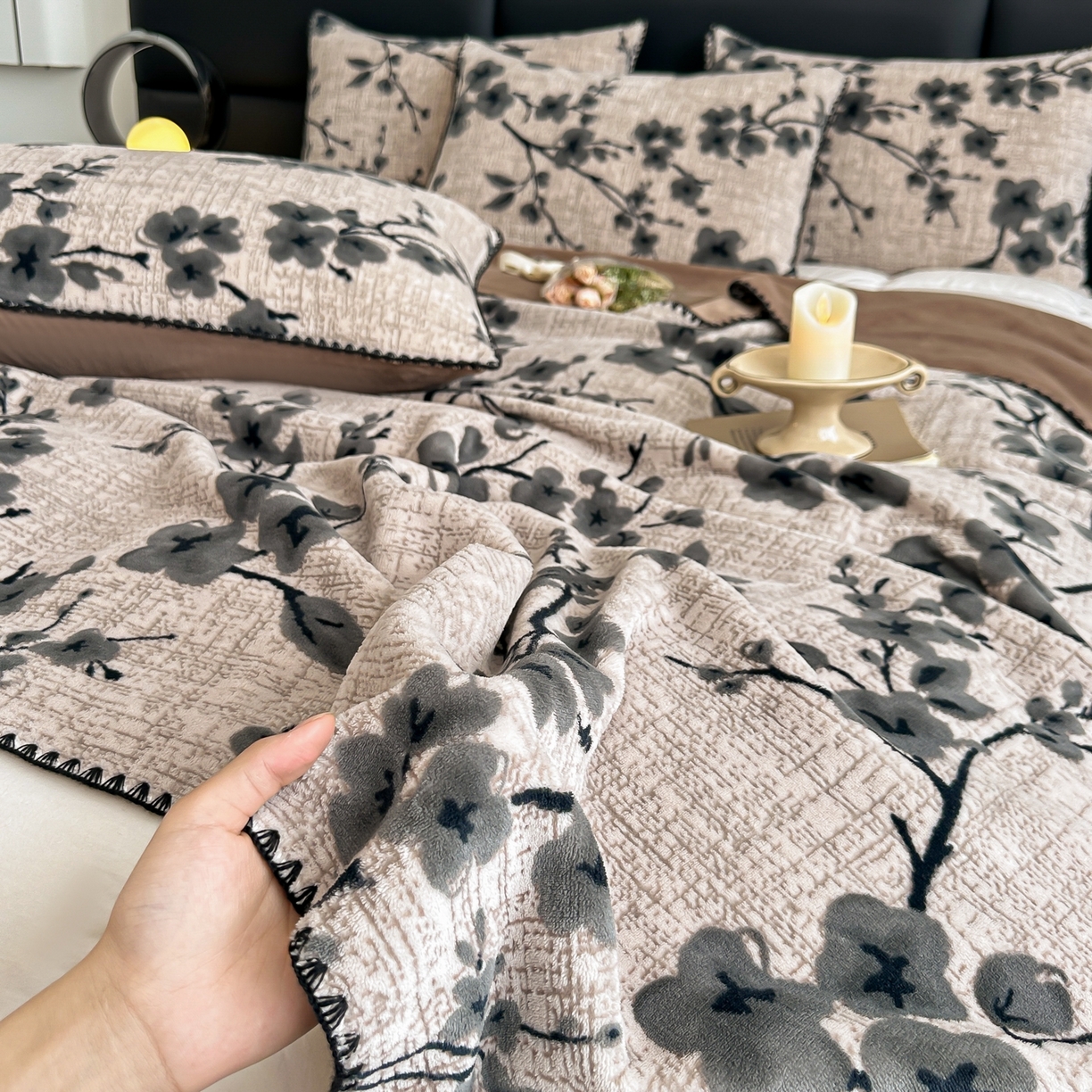 91家纺网 家纺一手货源 找家纺 芙绣家纺 2025新款高克重双层牛奶绒毛毯加厚冬季毛毯四季毯办公室午休毯牛奶绒床单 寒梅映雪-咖