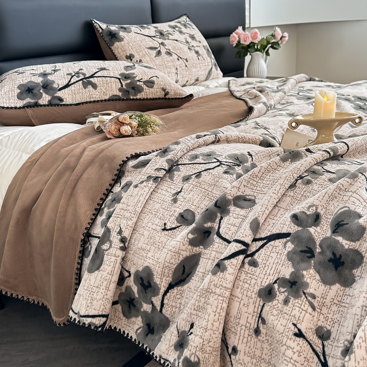 91家纺网 家纺一手货源 找家纺 芙绣家纺 2025新款高克重双层牛奶绒毛毯加厚冬季毛毯四季毯办公室午休毯牛奶绒床单 寒梅映雪-咖