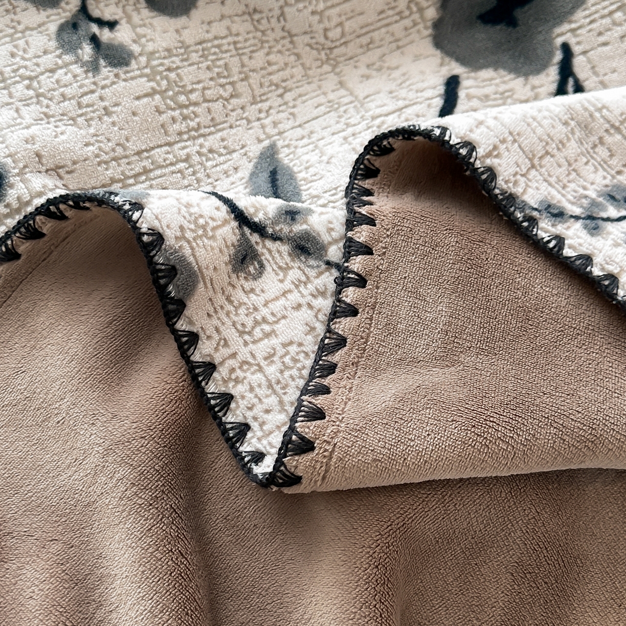 91家纺网 家纺一手货源 找家纺 芙绣家纺 2025新款高克重双层牛奶绒毛毯加厚冬季毛毯四季毯办公室午休毯牛奶绒床单 寒梅映雪-咖