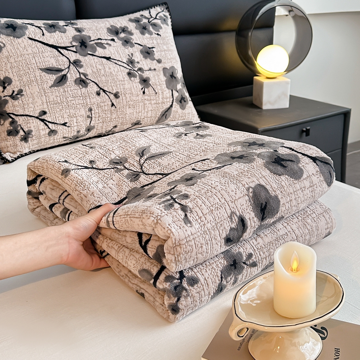 91家纺网 家纺一手货源 找家纺 芙绣家纺 2025新款高克重双层牛奶绒毛毯加厚冬季毛毯四季毯办公室午休毯牛奶绒床单 寒梅映雪-咖