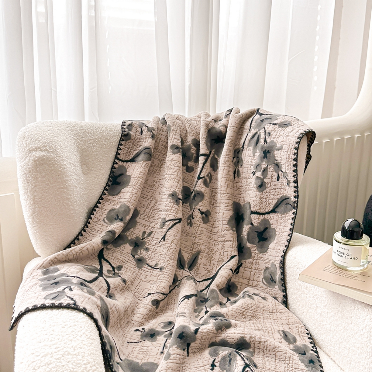 91家纺网 家纺一手货源 找家纺 芙绣家纺 2025新款高克重双层牛奶绒毛毯加厚冬季毛毯四季毯办公室午休毯牛奶绒床单 寒梅映雪-咖