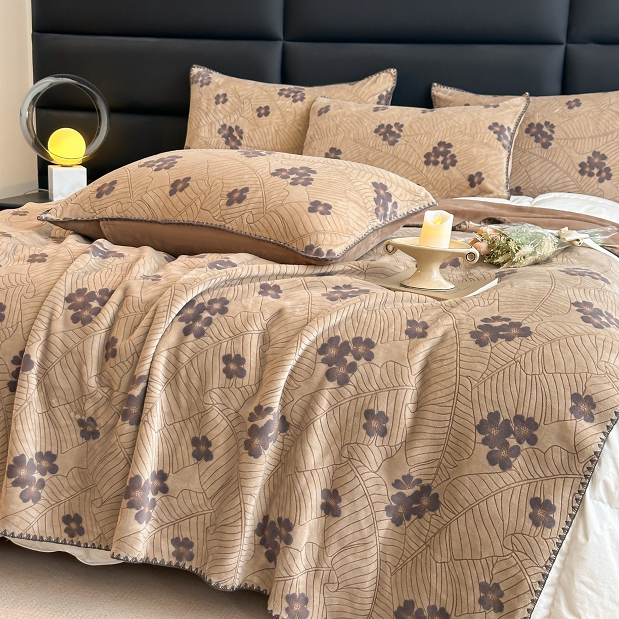 91家纺网 家纺一手货源 找家纺 芙绣家纺2025新款高克重双层牛奶绒毛毯加厚冬季毛毯四季毯办公室午休毯牛奶绒床单 清新叶语-棕