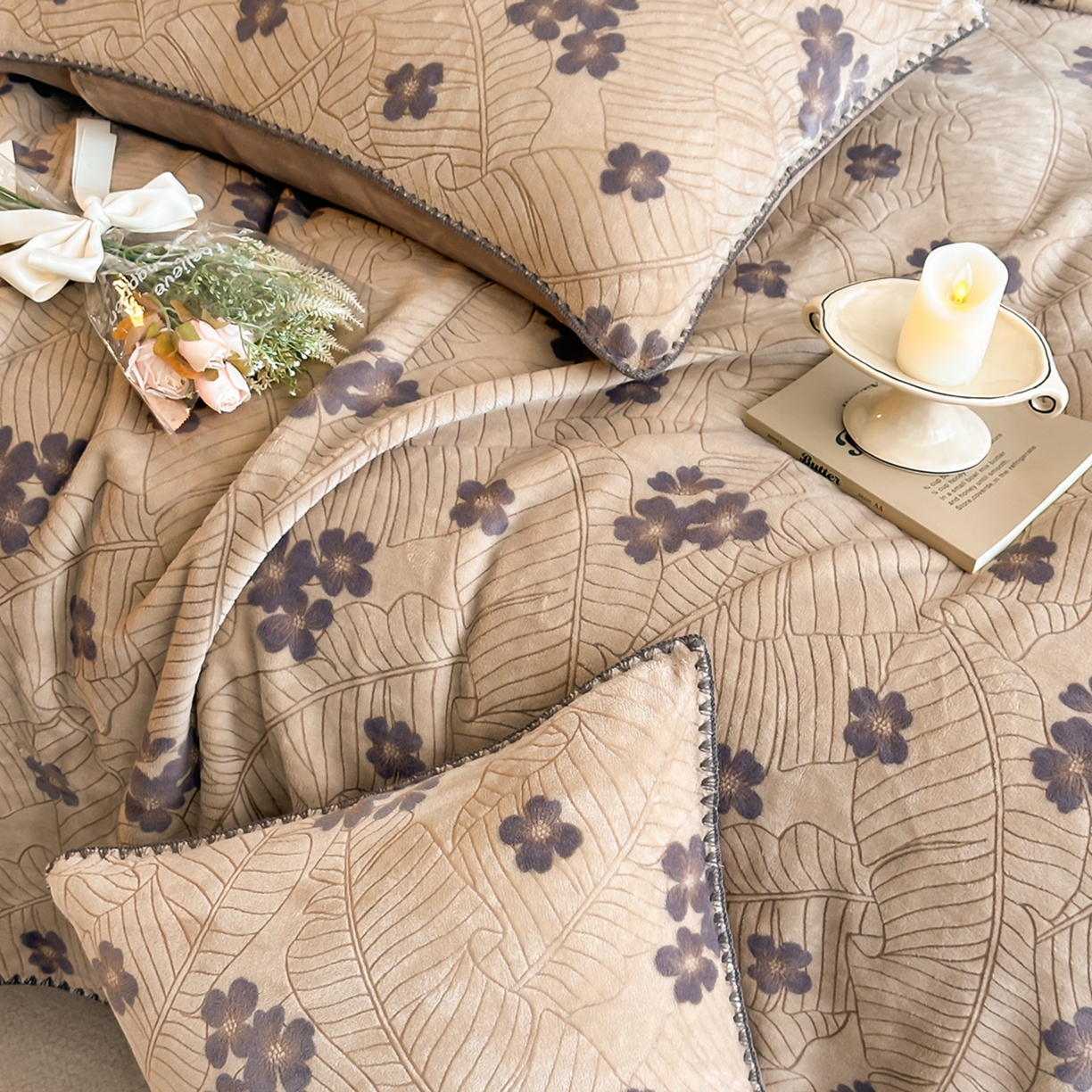 91家纺网 家纺一手货源 找家纺 芙绣家纺2025新款高克重双层牛奶绒毛毯加厚冬季毛毯四季毯办公室午休毯牛奶绒床单 清新叶语-棕