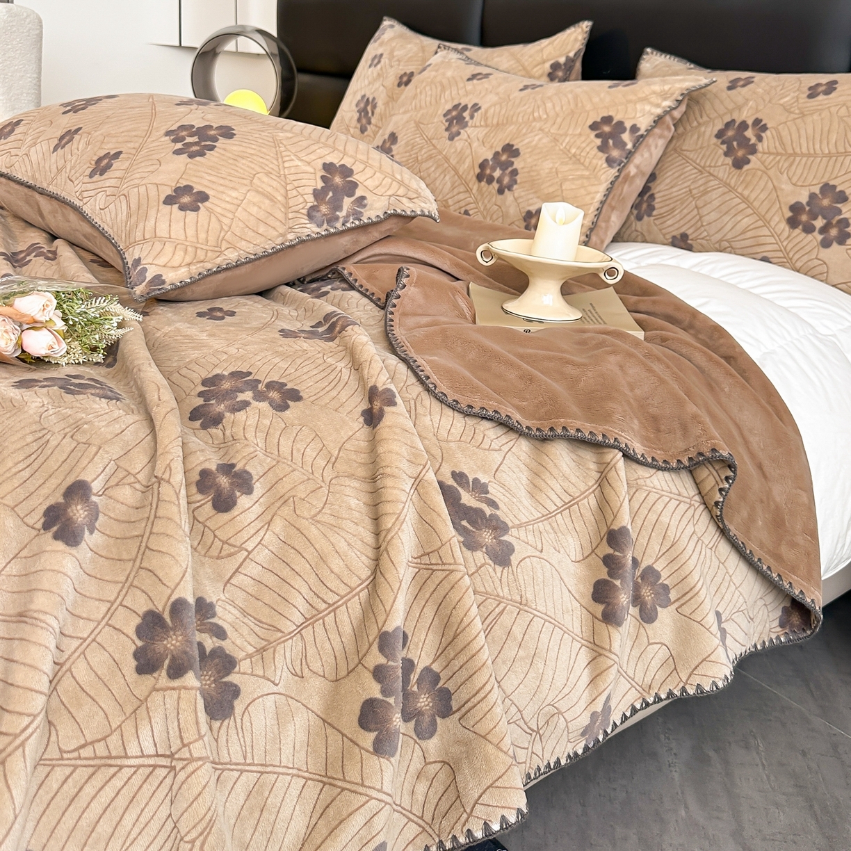 91家纺网 家纺一手货源 找家纺 芙绣家纺2025新款高克重双层牛奶绒毛毯加厚冬季毛毯四季毯办公室午休毯牛奶绒床单 清新叶语-棕