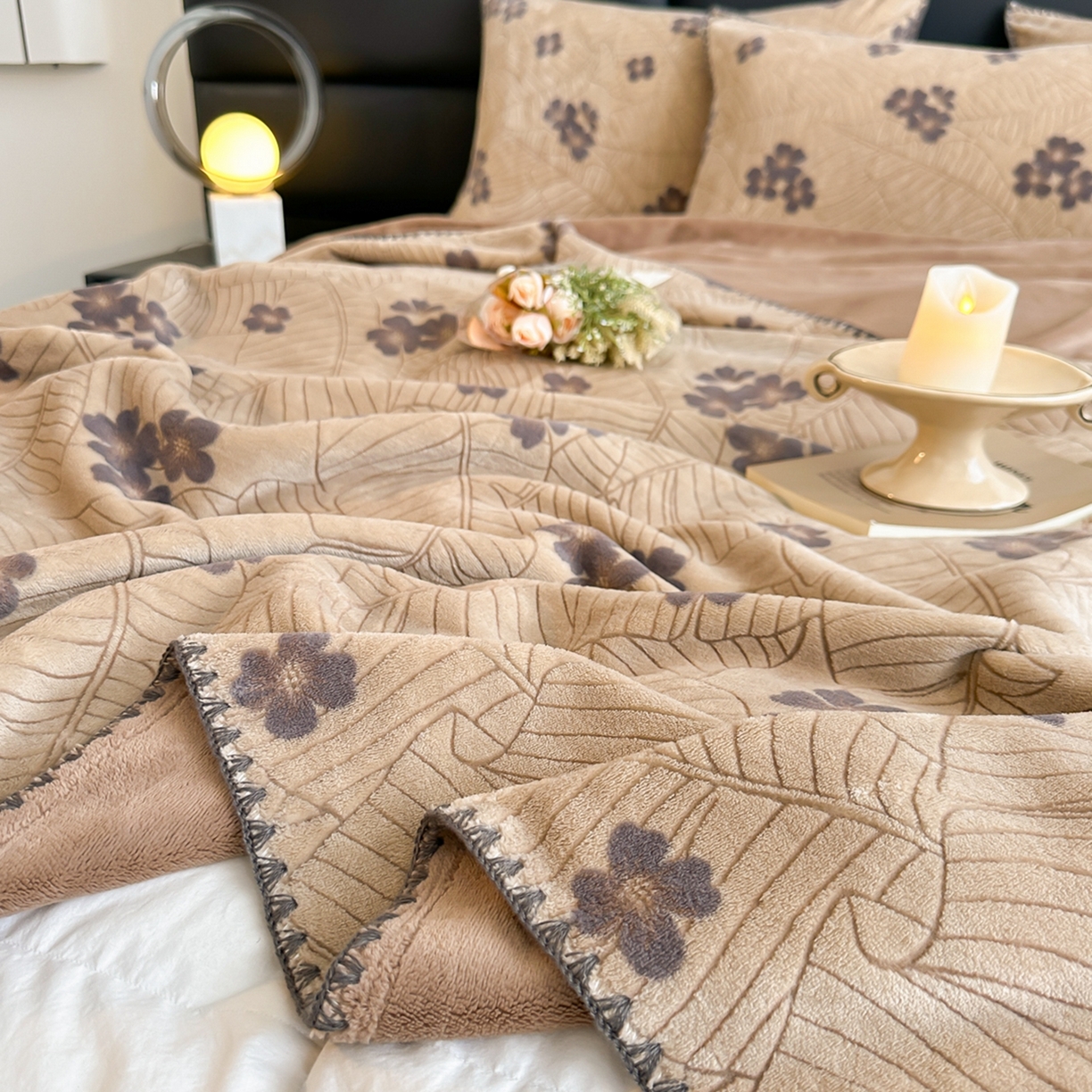 91家纺网 家纺一手货源 找家纺 芙绣家纺2025新款高克重双层牛奶绒毛毯加厚冬季毛毯四季毯办公室午休毯牛奶绒床单 清新叶语-棕