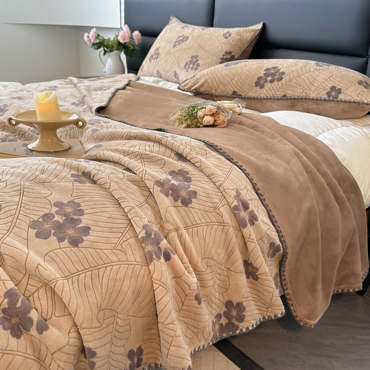 91家纺网 家纺一手货源 找家纺 芙绣家纺2025新款高克重双层牛奶绒毛毯加厚冬季毛毯四季毯办公室午休毯牛奶绒床单 清新叶语-棕