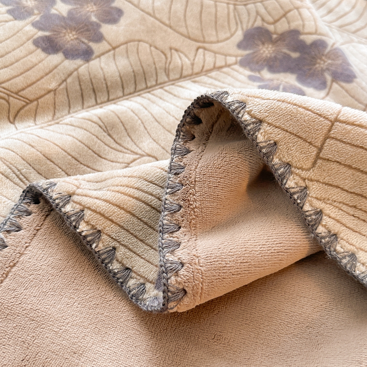 91家纺网 家纺一手货源 找家纺 芙绣家纺2025新款高克重双层牛奶绒毛毯加厚冬季毛毯四季毯办公室午休毯牛奶绒床单 清新叶语-棕