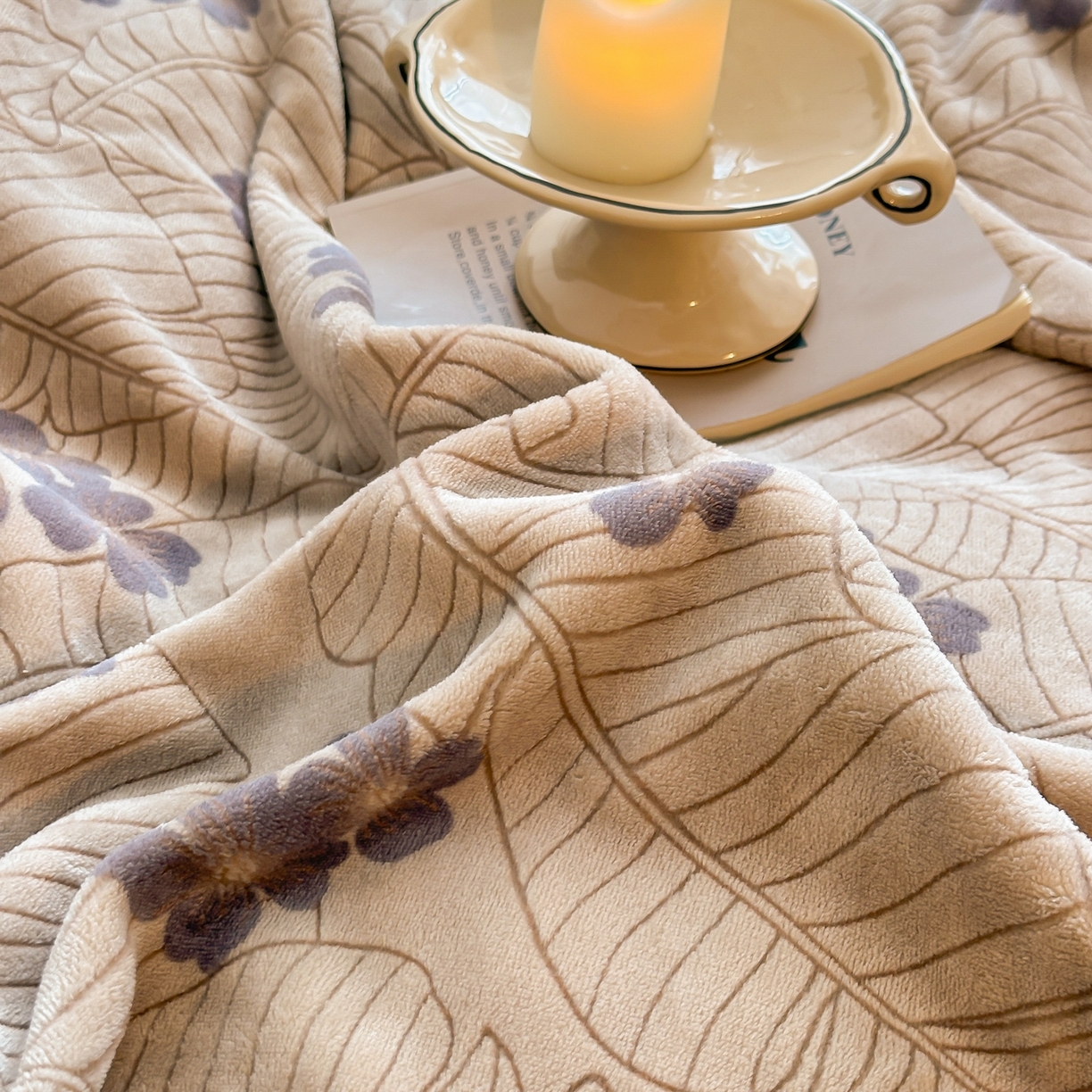 91家纺网 家纺一手货源 找家纺 芙绣家纺2025新款高克重双层牛奶绒毛毯加厚冬季毛毯四季毯办公室午休毯牛奶绒床单 清新叶语-棕