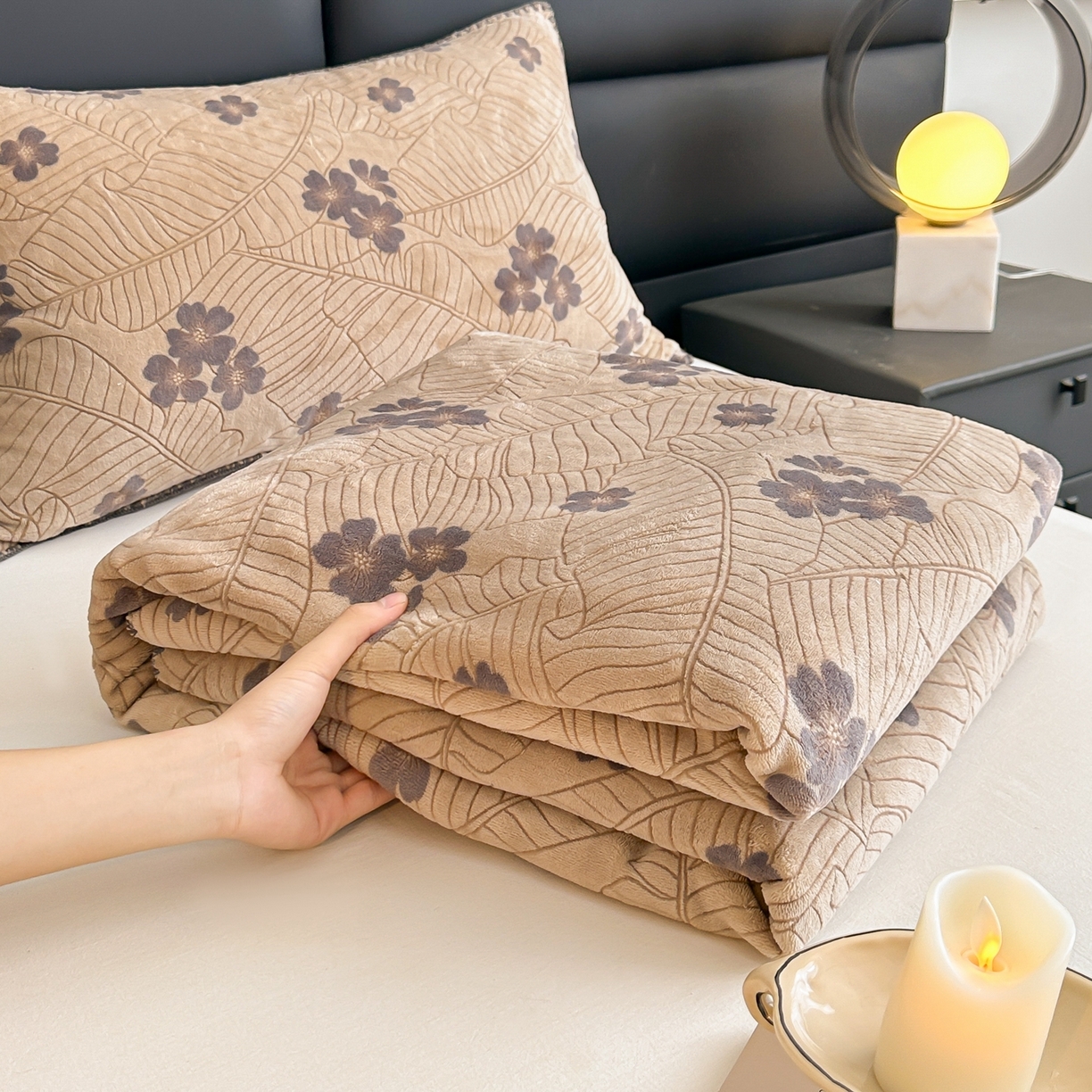 91家纺网 家纺一手货源 找家纺 芙绣家纺2025新款高克重双层牛奶绒毛毯加厚冬季毛毯四季毯办公室午休毯牛奶绒床单 清新叶语-棕