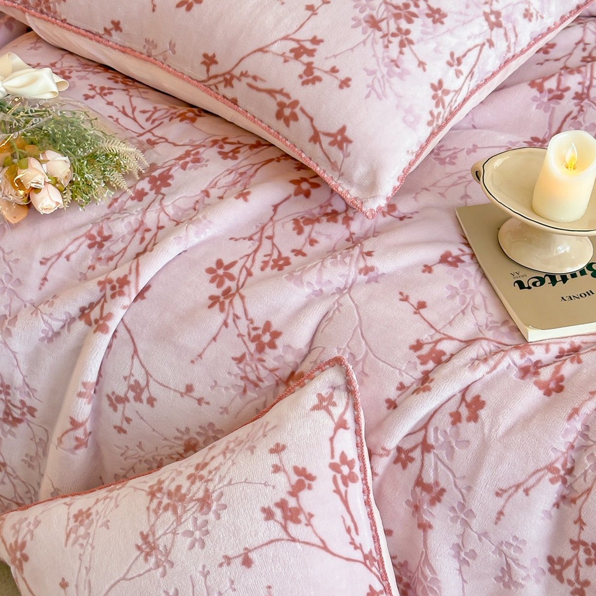 91家纺网 家纺一手货源 找家纺 芙绣家纺 2025新款高克重双层牛奶绒毛毯加厚冬季毛毯四季毯办公室午休毯牛奶绒床单 山茶花语-粉