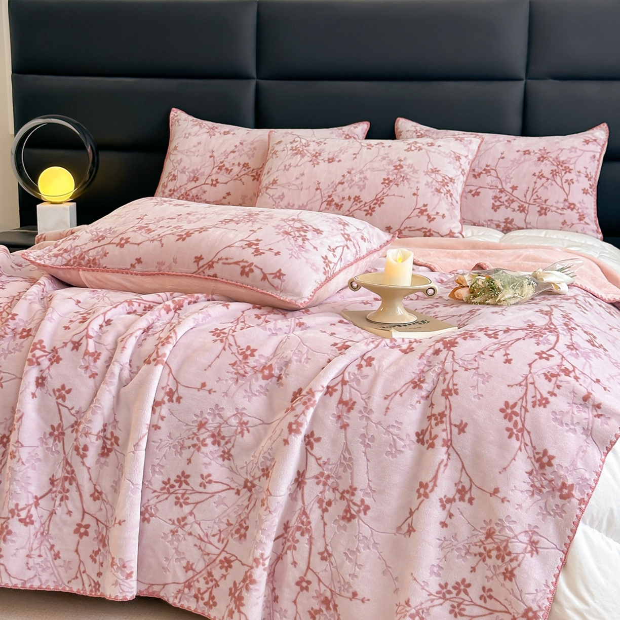 91家纺网 家纺一手货源 找家纺 芙绣家纺 2025新款高克重双层牛奶绒毛毯加厚冬季毛毯四季毯办公室午休毯牛奶绒床单 山茶花语-粉