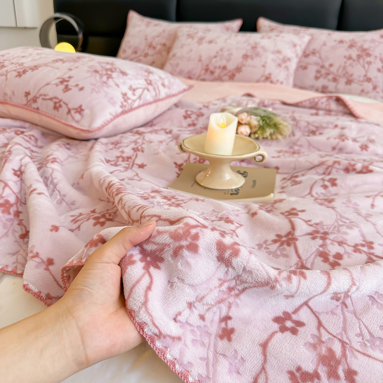 91家纺网 家纺一手货源 找家纺 芙绣家纺 2025新款高克重双层牛奶绒毛毯加厚冬季毛毯四季毯办公室午休毯牛奶绒床单 山茶花语-粉