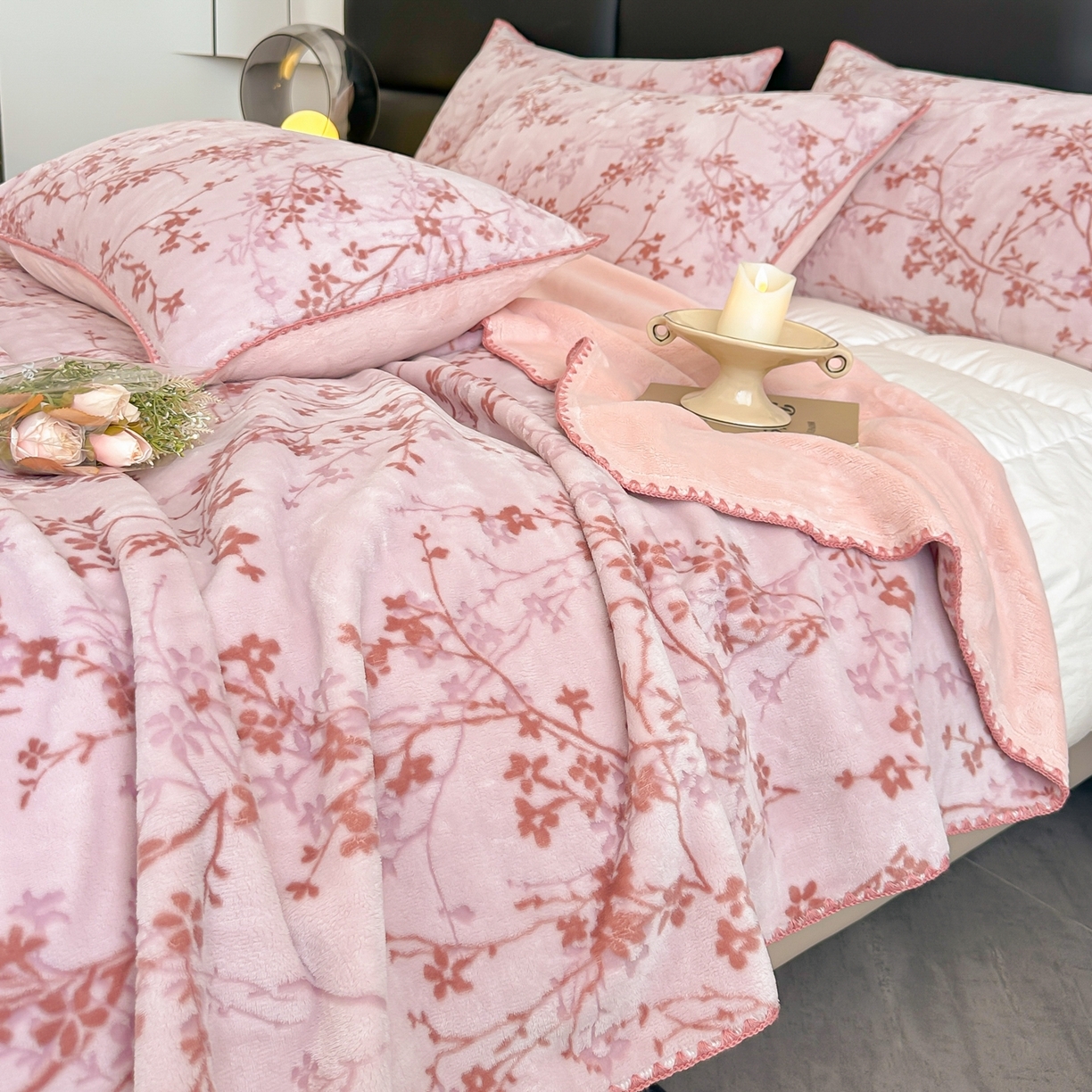 91家纺网 家纺一手货源 找家纺 芙绣家纺 2025新款高克重双层牛奶绒毛毯加厚冬季毛毯四季毯办公室午休毯牛奶绒床单 山茶花语-粉