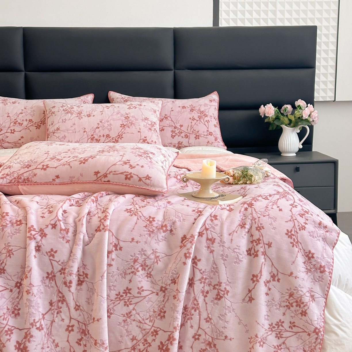 91家纺网 家纺一手货源 找家纺 芙绣家纺 2025新款高克重双层牛奶绒毛毯加厚冬季毛毯四季毯办公室午休毯牛奶绒床单 山茶花语-粉