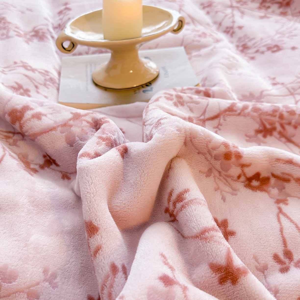 91家纺网 家纺一手货源 找家纺 芙绣家纺 2025新款高克重双层牛奶绒毛毯加厚冬季毛毯四季毯办公室午休毯牛奶绒床单 山茶花语-粉